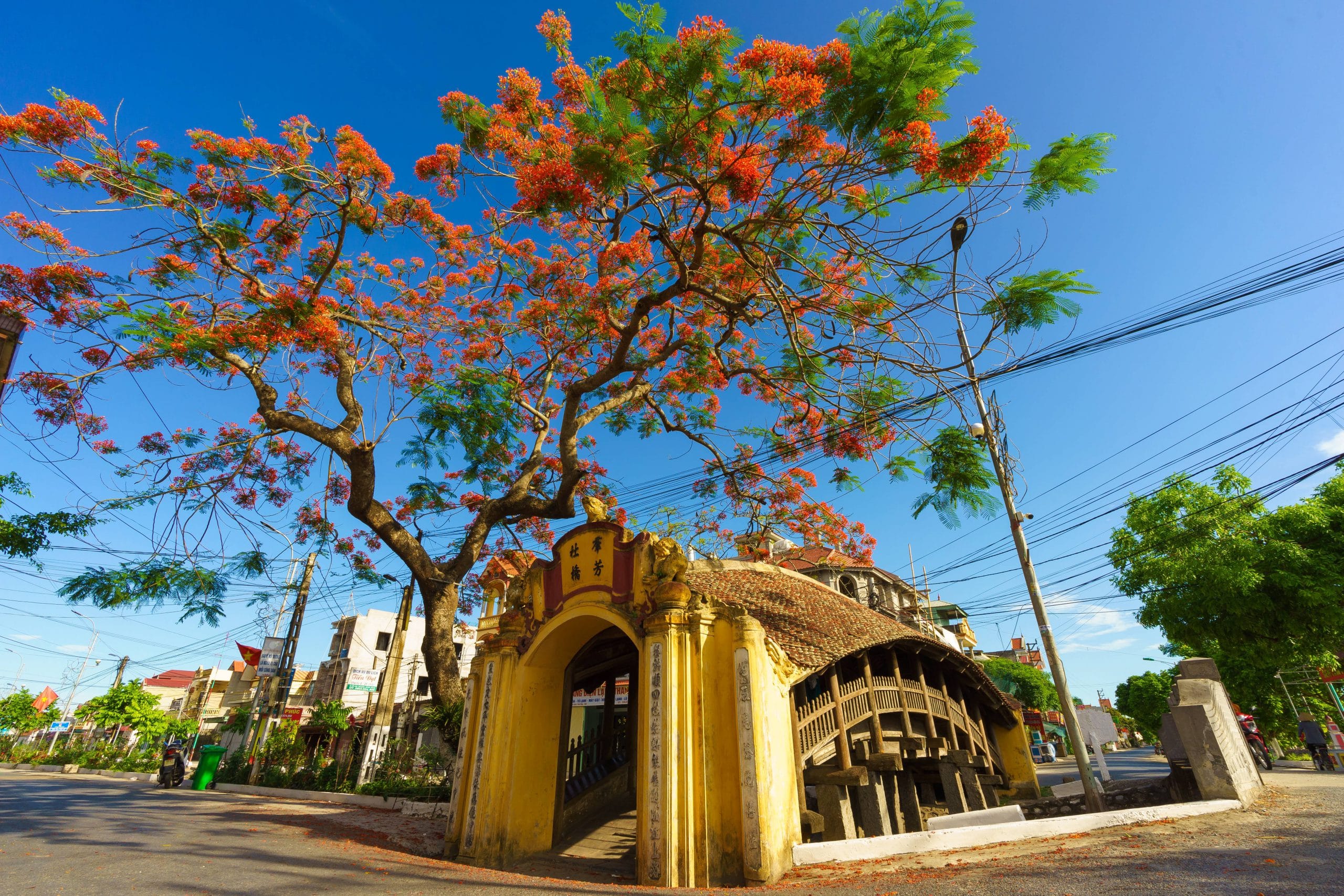 Cầu ngói chợ Lương